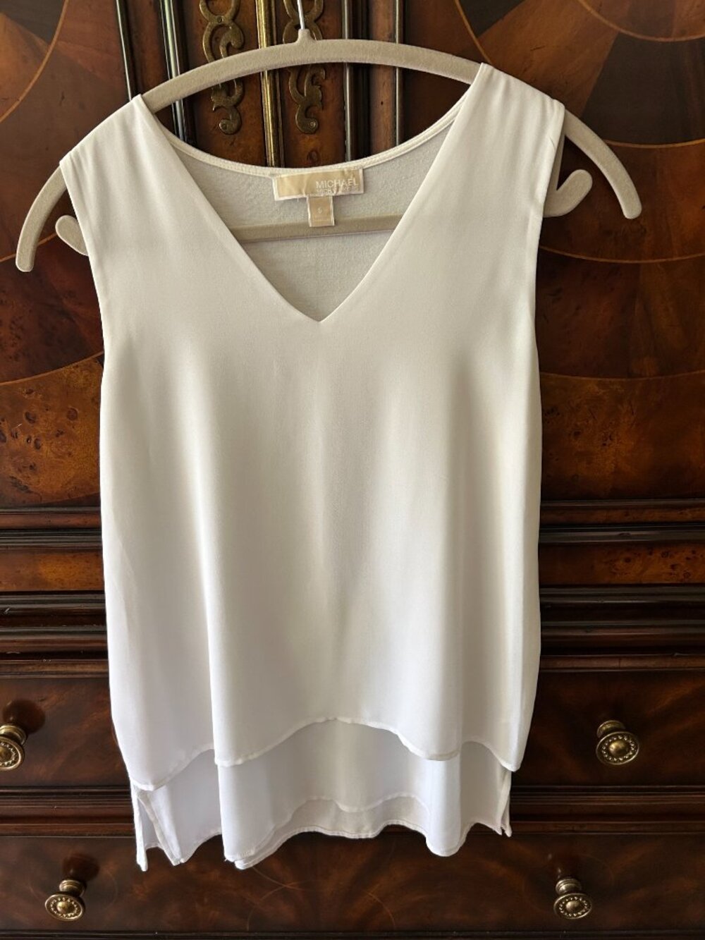 Michael Kors sleeveless tank with a soft V-neck Size S in White